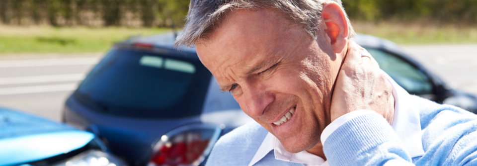 Ein Beschleunigungstrauma der Halswirbelsäule (­HWS-BT) entsteht meist bei einem Heckaufprall im Straßenverkehr.