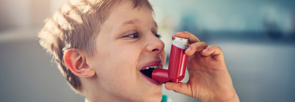 Zwar seien inhalative Kortikosteroide weitaus sicherer als systemische, sie können aber wie alle Medikamente ungewollte Nebenwirkungen haben.