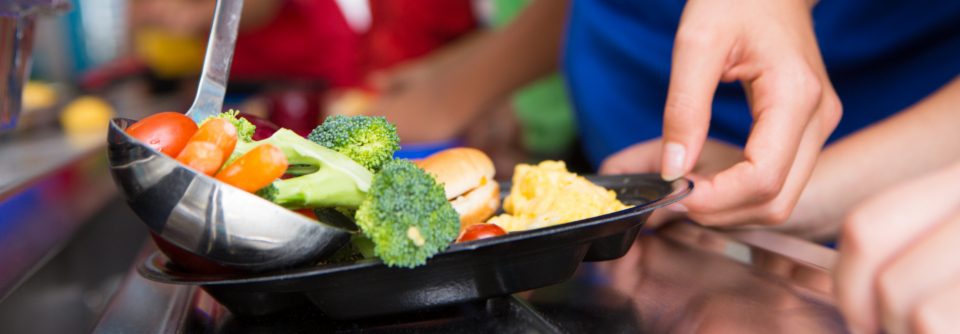 Hatten die Kinder nur zehn Minuten Zeit für ihr Mittagessen, konsumierten sie im Vergleich deutlich weniger Gemüse (-14 %) und Obst (-11 %). 