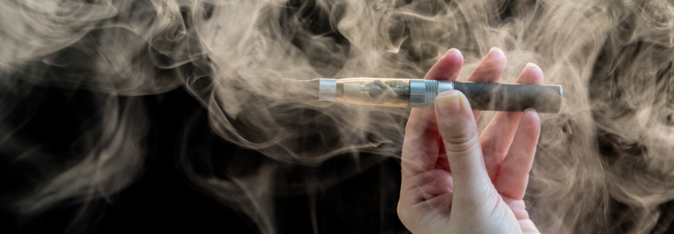Mithilfe einer bei E-Zigaretten noch nie eingesetzten Analysetechnik wiesen die Forscher in vier bekannten Produkten fast zweitausend Chemikalien nach.
