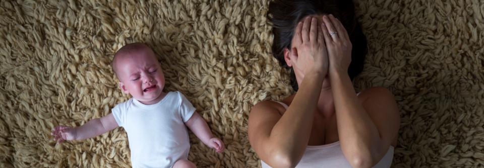 Wochenbettdepressionen entwickeln sich innerhalb der ersten vier Wochen nach Entbindung – und betreffen nicht nur die Mutter. 