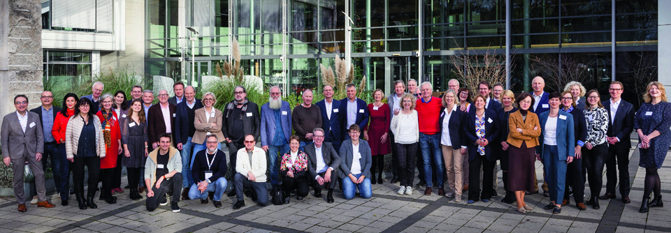 Gruppenbild in Wiesbaden von Vorstand, Gremien und Geschäftsstelle der Deutschen Diabetes Gesellschaft (DDG).