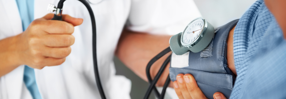 Die Entscheidung zur verstärkten Blutdruckreduktion sollte immer individuell getroffen werden und die Präferenzen des Patienten berücksichtigen.
