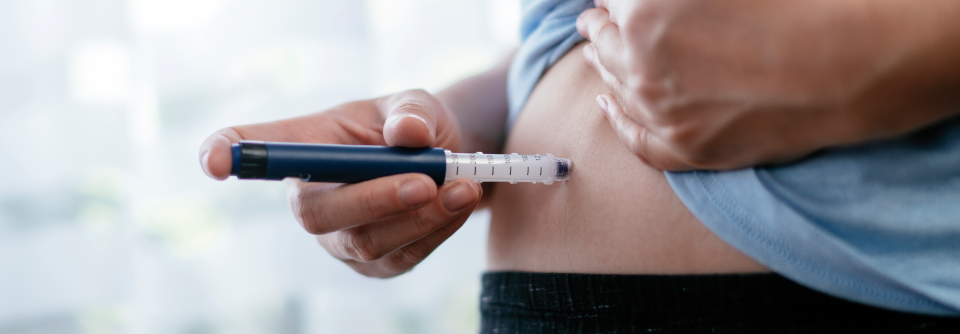 Bei insulinpflichtigen Diabetikern sollte regelmäßig die Injektionstechnik geprüft werden.