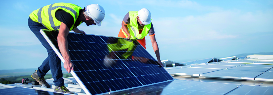 Ansätze aus der Industrie: schlaue Verpackung, Einsatz erneuerbarer Energien und energiesparender Transport.