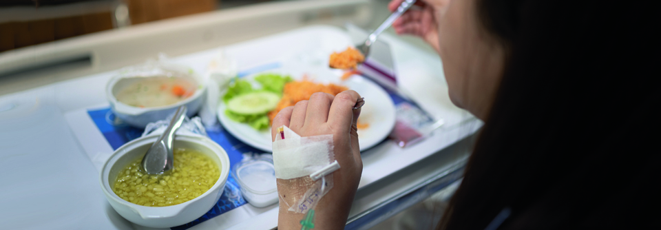 Was Patient*innen im Krankenhaus 
zu essen bekommen, orientiert sich meist 
nicht an ihrem Ernährungszustand 
und Nährstoffbedarf. Das soll sich ändern. 