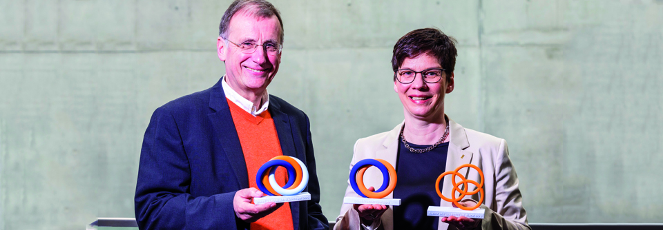 Prof. Dr. Dirk Müller-Wieland und Dr. Rebekka Epsch präsentieren beim Diabetes Kongress die neuen Zertifikat-Awards für das Diabetes Exzellenzzentrum DDG, das Diabeteszentrum DDG und die Klinik mit Diabetes im Blick DDG.