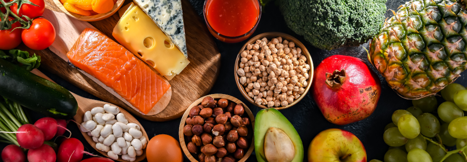 Herzgesund ernähren – aber wie? Aktuell setzen viele Menschen, die Gewicht verlieren möchten, auf Paleodiäten oder die extrem kohlenhydratarme (< 10 %) bzw. ketogene Ernährung.