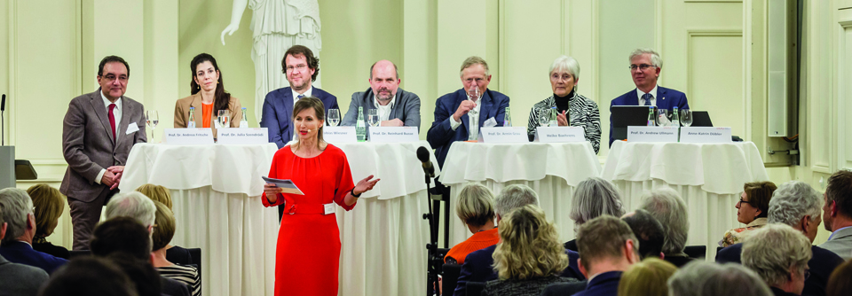 Auf dem Podium von links nach rechts: Prof. Dr. Andreas Fritsche, Tübingen; Prof. Dr. Julia Szendrödi, Heidelberg; Dr. Tobias Wiesner, Leipzig (alle drei DDG); Prof. Dr. Reinhard
Busse, TU Berlin, Mitglied der Regierungskommission zur Krankenhausreform; Prof. Dr. Armin Grau, für Bündnis 90/Die Grünen Mitglied im Gesundheitsausschuss des
Bundestages; Heike Baehrens, gesundheitspolitische Sprecherin der SPD-Fraktion; Prof. Dr. Andrew Ullmann, gesundheitspolitischer Sprecher der FDP.