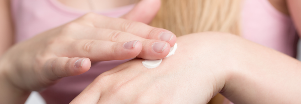 Tipps zur Behandlung der Xerosis cutis Die tägliche Behandlung mit Basistherapeutika bei Xerosis cutis sollte hydratisierende, fettende und filmbildende Inhaltsstoffe enthalten.