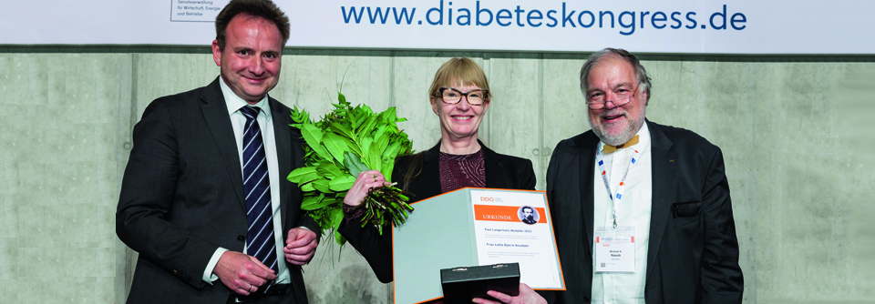 Wohlverdient: Dr. Lotte Bjerre Knudsen nahm beim Diabetes Kongress 2023 in Berlin die Paul-Langerhans-Medaille entgegen.  Die Laudatio hielten Prof. Dr. Matthias Blüher und Prof. Dr. Michael Nauck gemeinsam. 