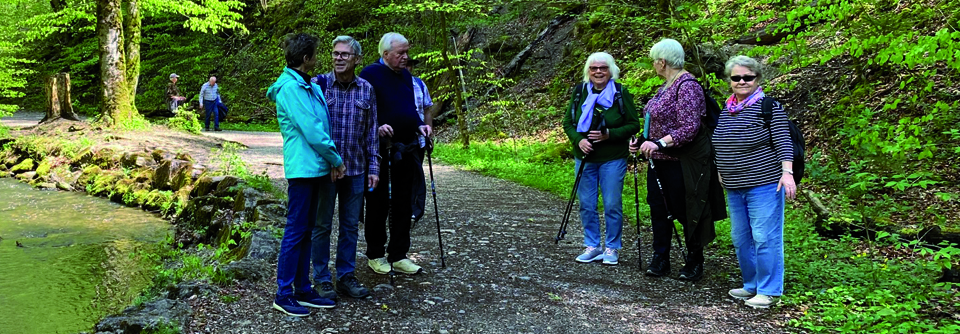 Wandergruppen waren u.a. in der Nähe von Landau (l.) und in Bayern gesund unterwegs.