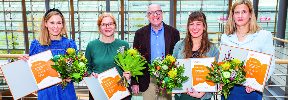 Nach der Preisverleihung entstand das Gruppenbild im lichten Foyer der Leipziger Messe (v.l.n.r.): Eva-Maria Vogel, Viola Volland (Preisträgerinnen Kategorie „Lesen“), DDG Mediensprecher Professor Dr. Baptist Gallwitz, Anja Kopf (Preisträgerin Kategorie „Hören“) und Heike Scherbel (Preisträgerin Kategorie „Sehen).