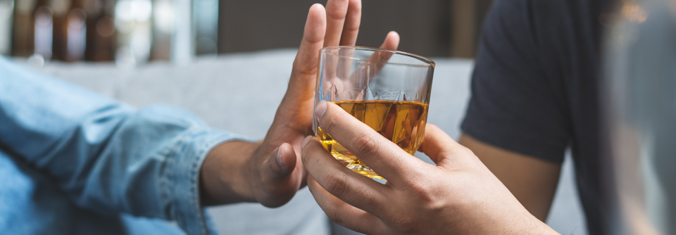 Selbstanalgesie mit Alkohol führt regelmäßig in die Abhängigkeit Im Entzug werden Schmerzen stärker wahrgenommen – was schnell in einen Teufelskreis münden kann.