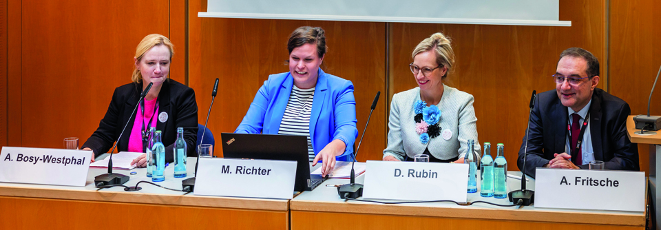 Das Podium der Pressekonferenz mit Professor Dr. Dr. Anja Bosy-Westphal, Michaela Richter, Prof. Dr. Diana Rubin und Prof. Dr. Andreas Fritsche. PD Dr. Füchtenbusch (zugeschaltet) stellte die Leitlinie vor.