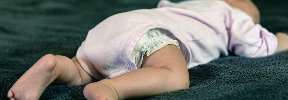 Die Ursachen für plötzlichen Kindstod sind nur teilweise verstanden. Das Schlafen in Bauchlage gehört jedoch zu den vermeidbaren Risikofaktoren.