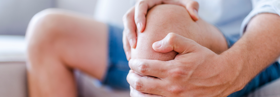 Knieschmerzen richtig einordnen Personen mit Knieschmerzen ohne Arthrose beschreiben ihre Beschwerden dagegen eher als pieksend.