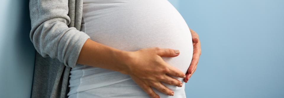 Dupilumab: Wie sicher ist das Biologikum für Mutter und Kind? Wie die Auswertung zeigte, stand Dupilumab zu keinem Zeitpunkt mit einem erhöhten Risiko für die eingeschlossenen Outcomes in Verbindung.