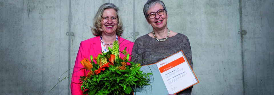 Preisträgerin Dr. Heinke Adamczewski (r.) mit der Laudatorin Dr. Dorothea Reichert.
