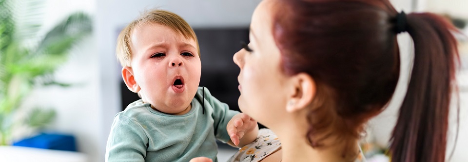 Obwohl der Bedarf groß ist, gehört die RSV-Infektion zu den wenigen Kinderkrankheiten, für die bislang kein routinemäßiger Schutz für alle Säuglinge und Kleinkinder besteht. 